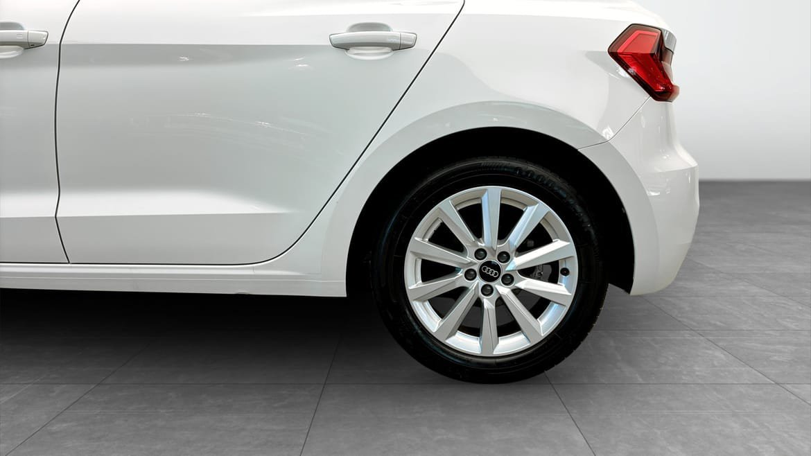 Vehicle Image 6
