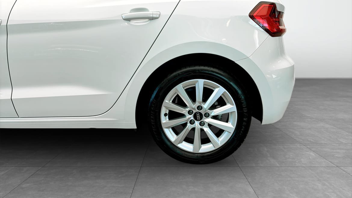 Vehicle Image 6