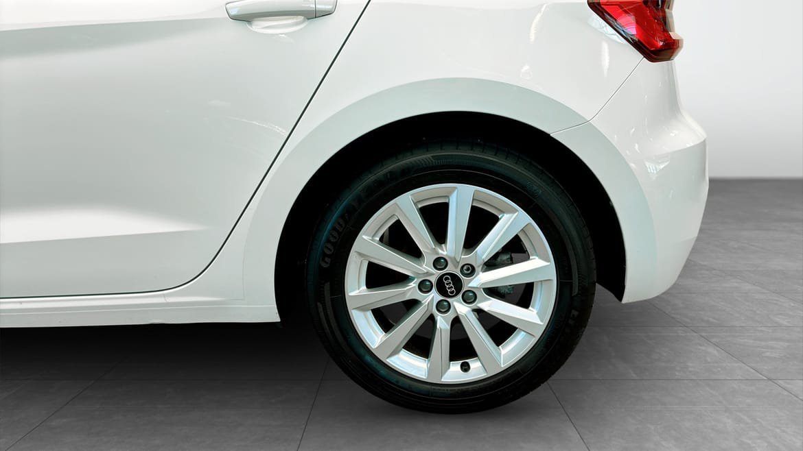 Vehicle Image 6