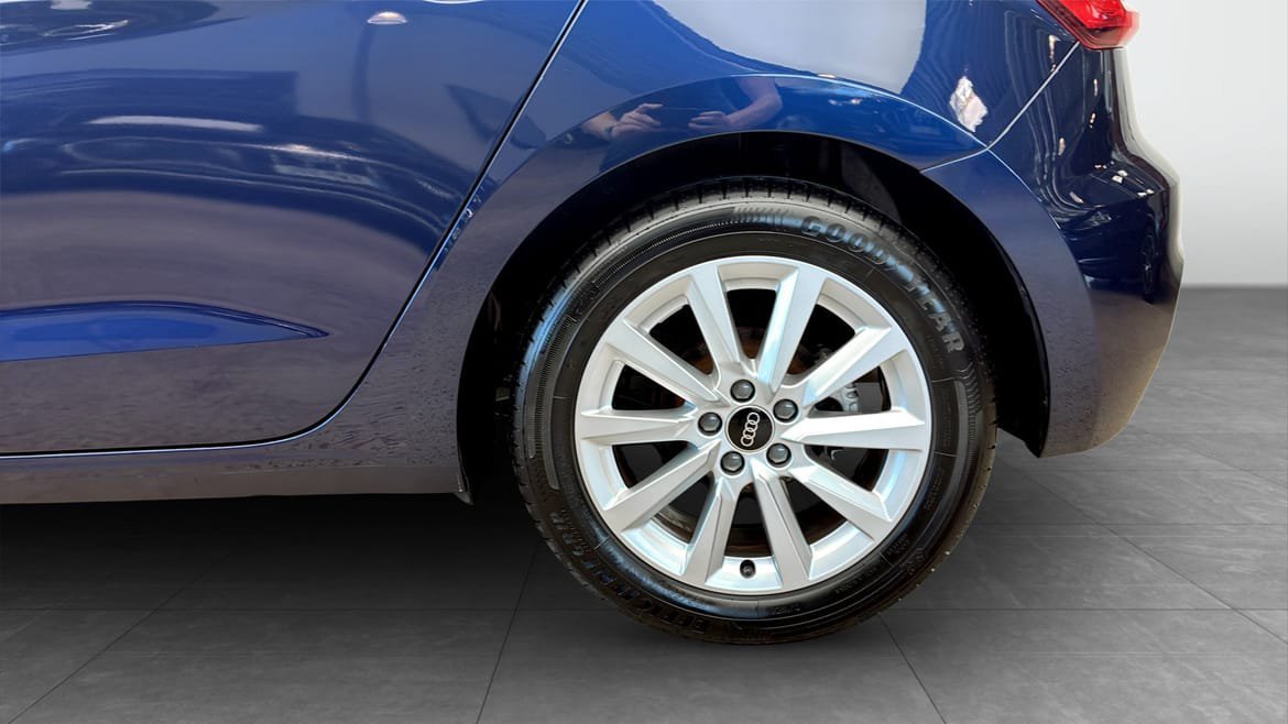 Vehicle Image 6