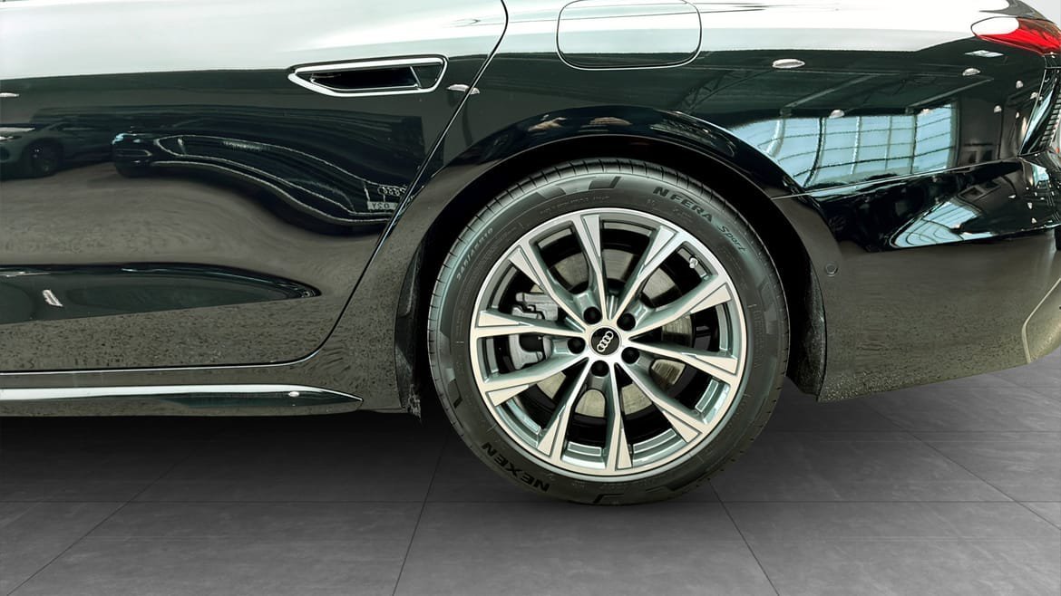 Vehicle Image 6