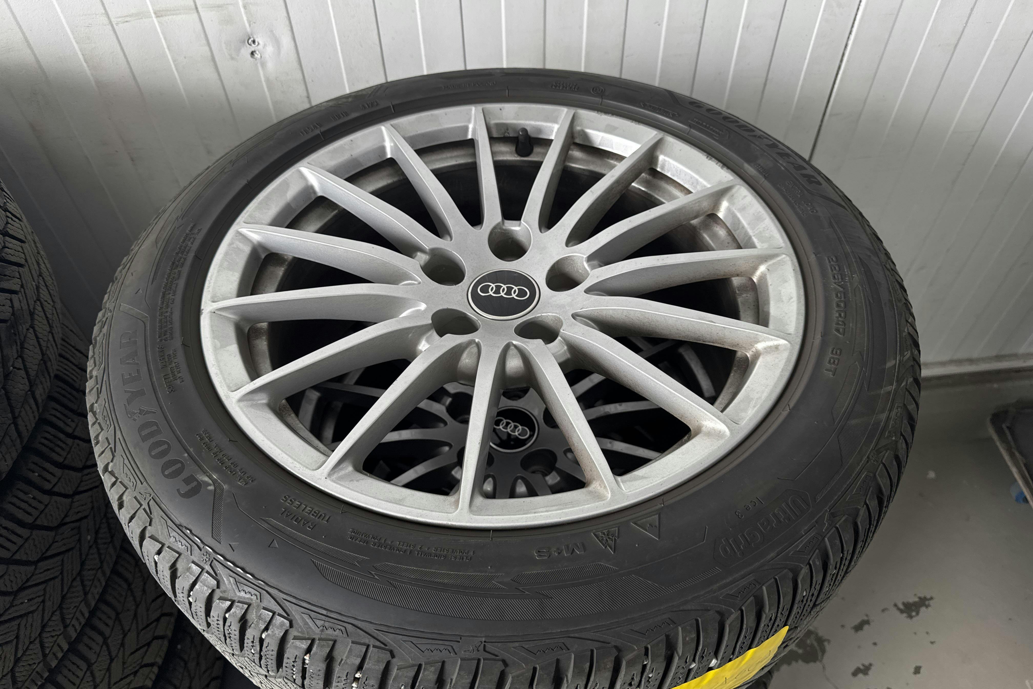 Vehicle Image 14