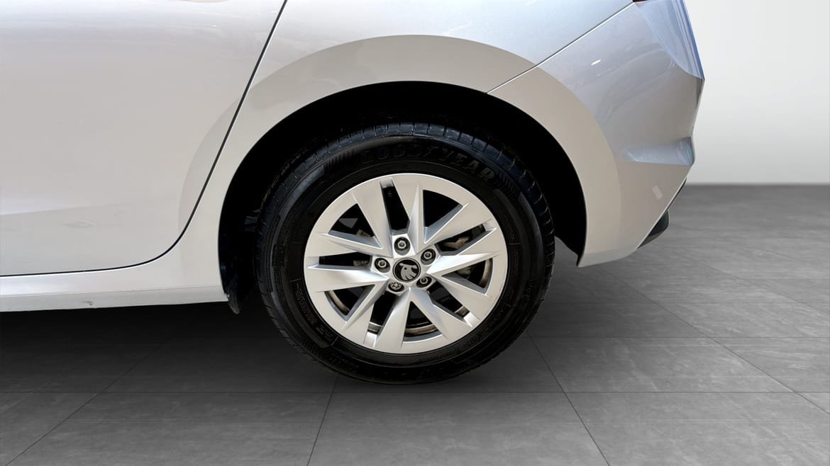 Vehicle Image 6