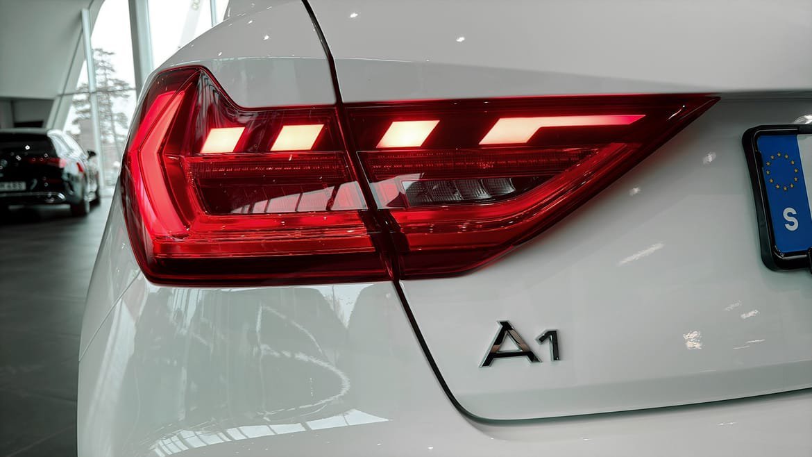 Vehicle Image 13