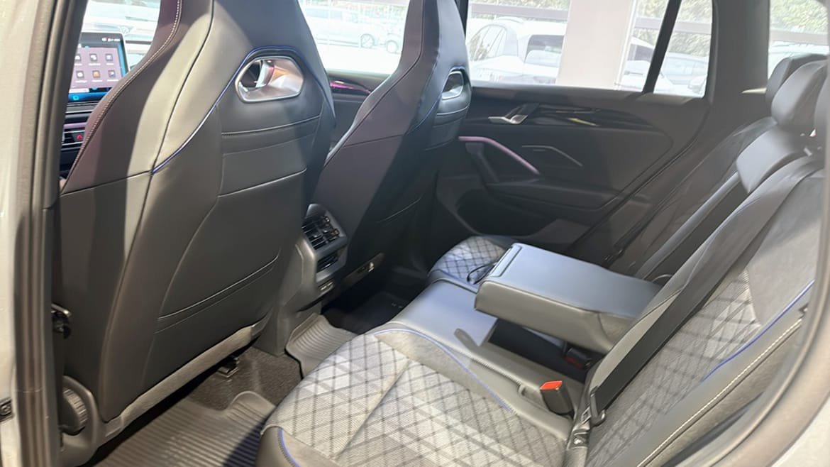 Vehicle Image 11