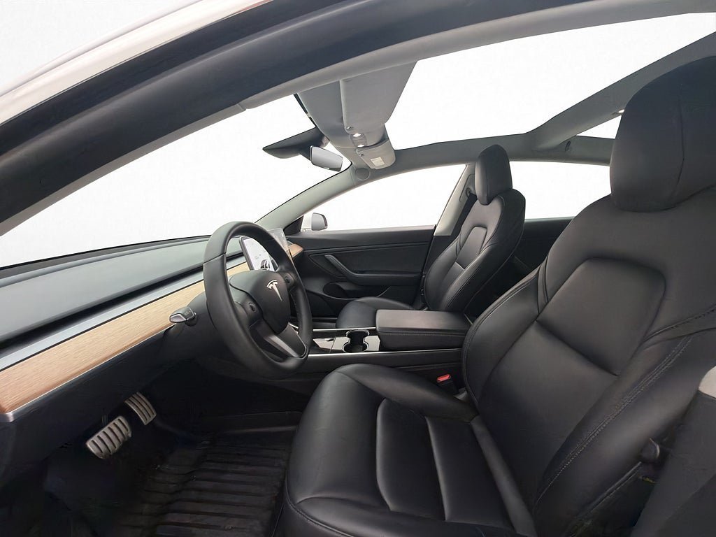Vehicle Image 32