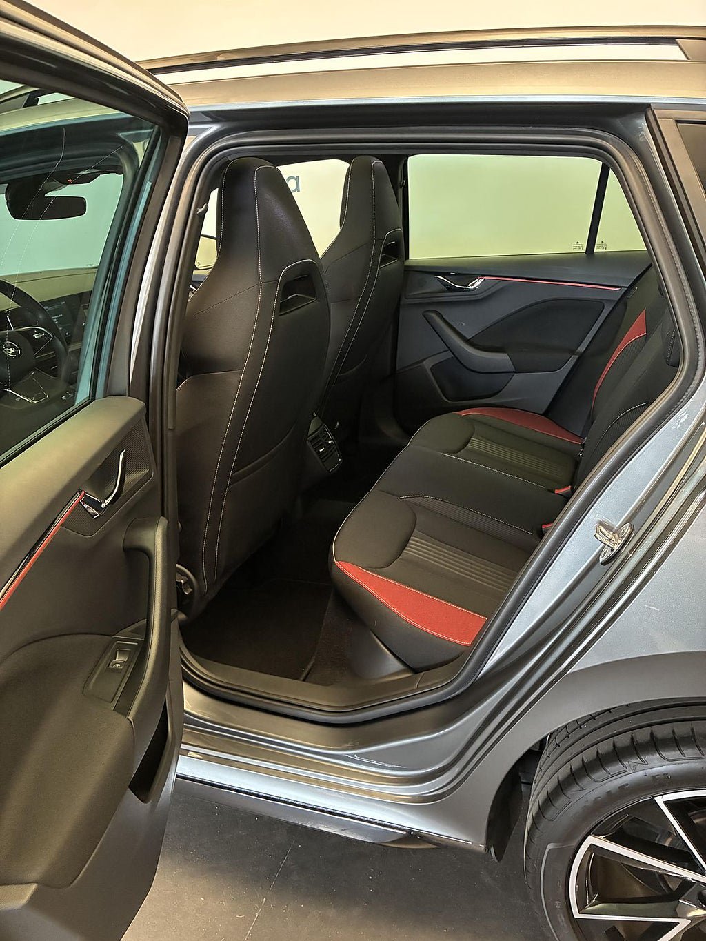 Vehicle Image 6