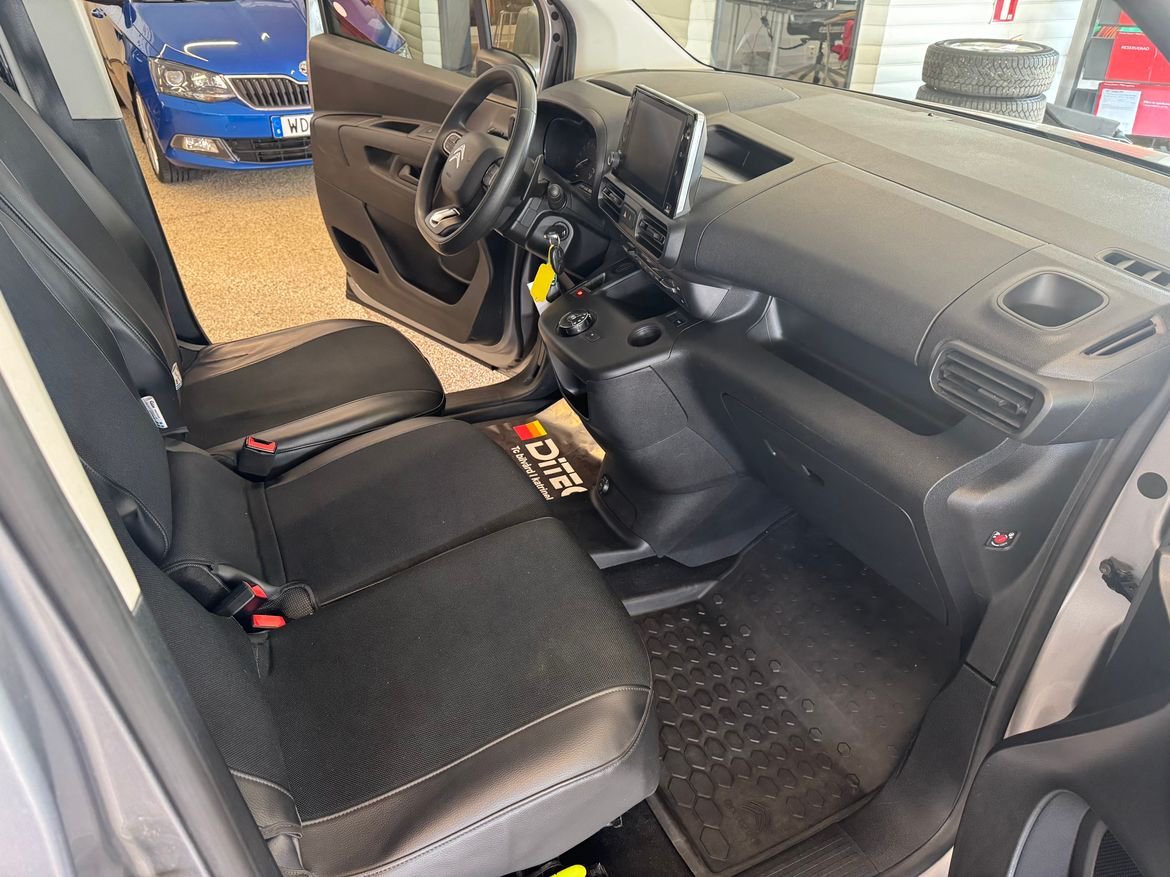 Vehicle Image 10