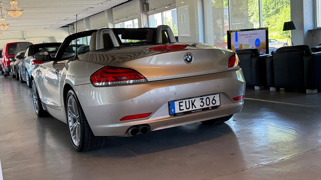 Vehicle Image 12