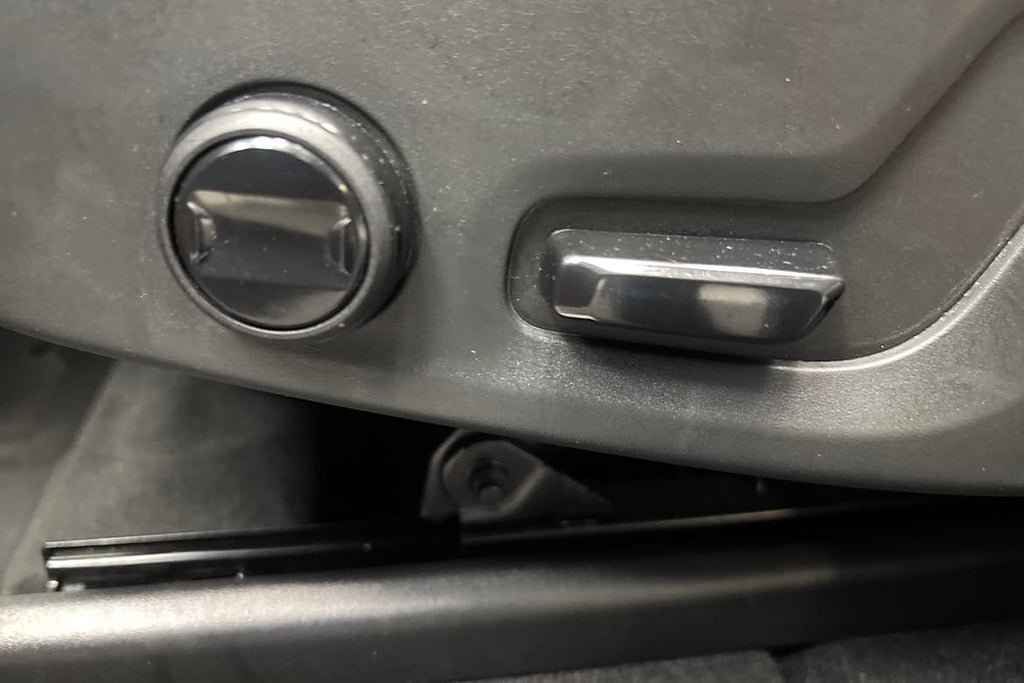 Vehicle Image 25