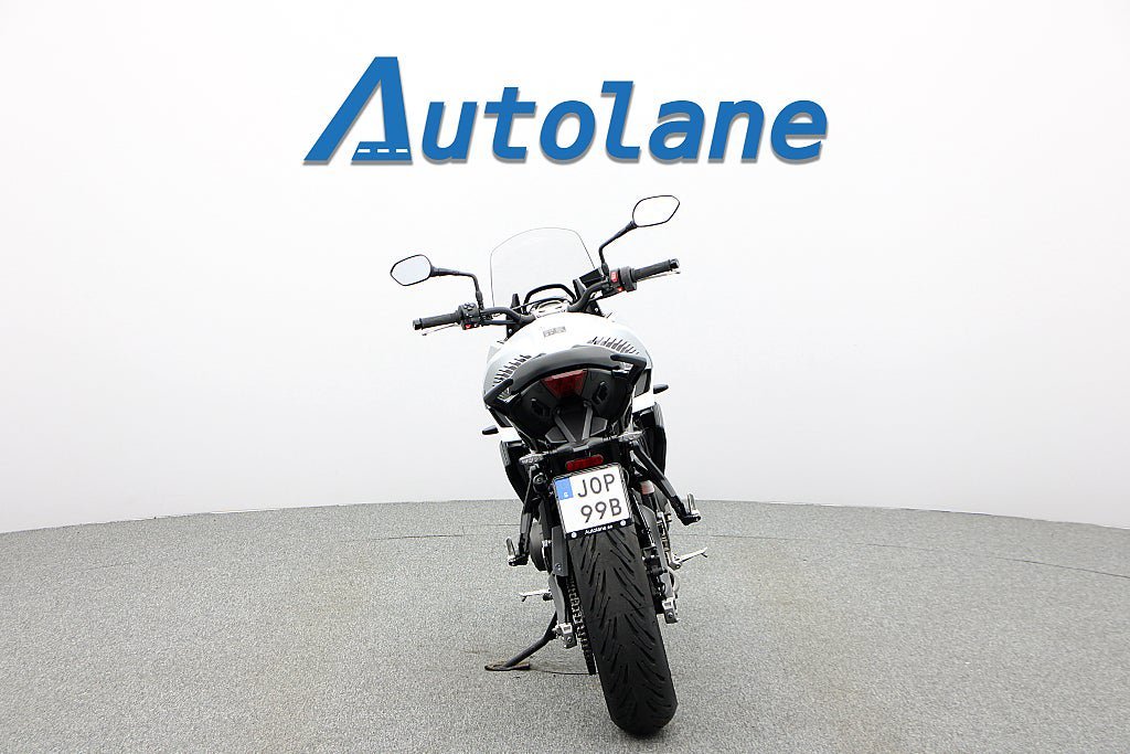 Vehicle Image 9