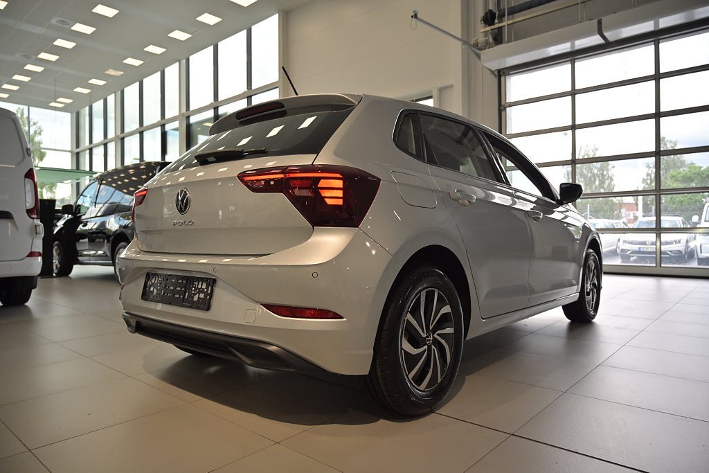 Vehicle Image 10