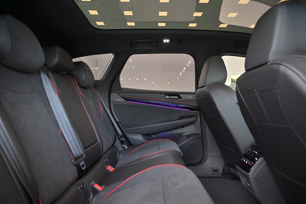 Vehicle Image 25