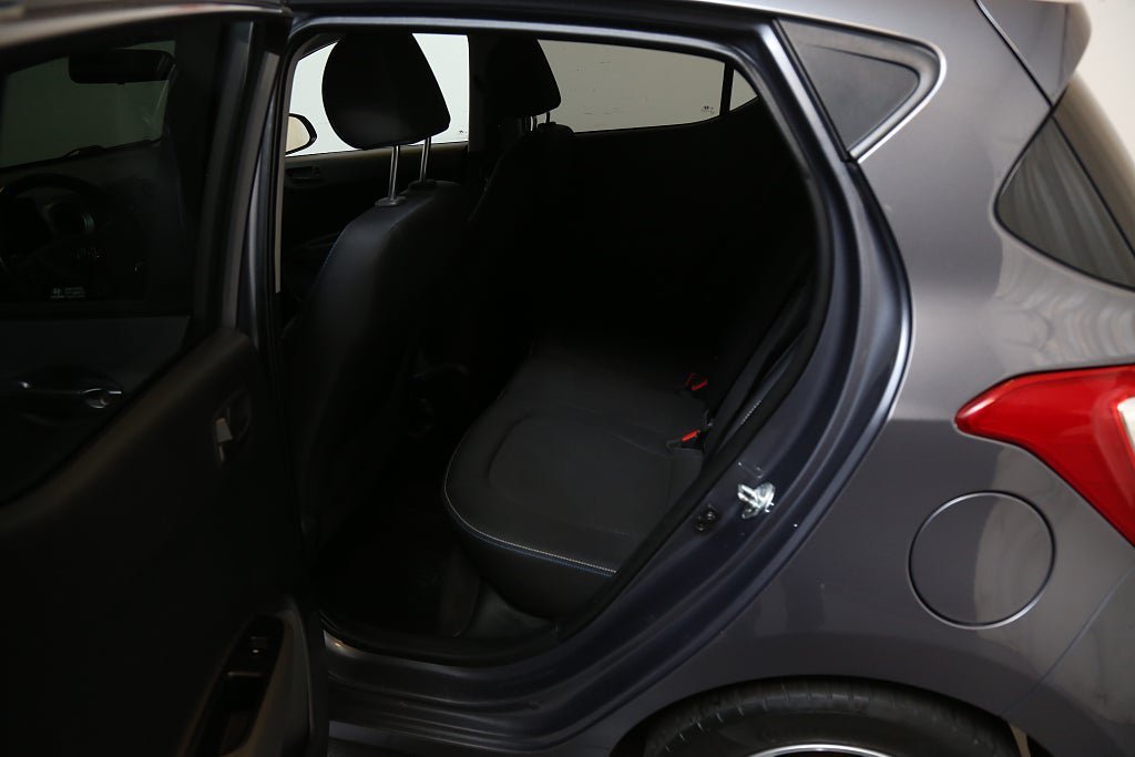 Vehicle Image 14