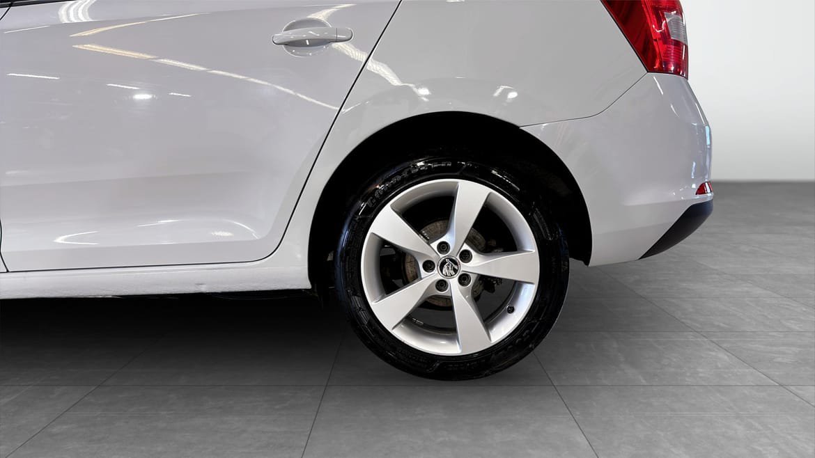 Vehicle Image 6