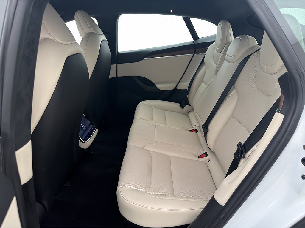 Vehicle Image 32