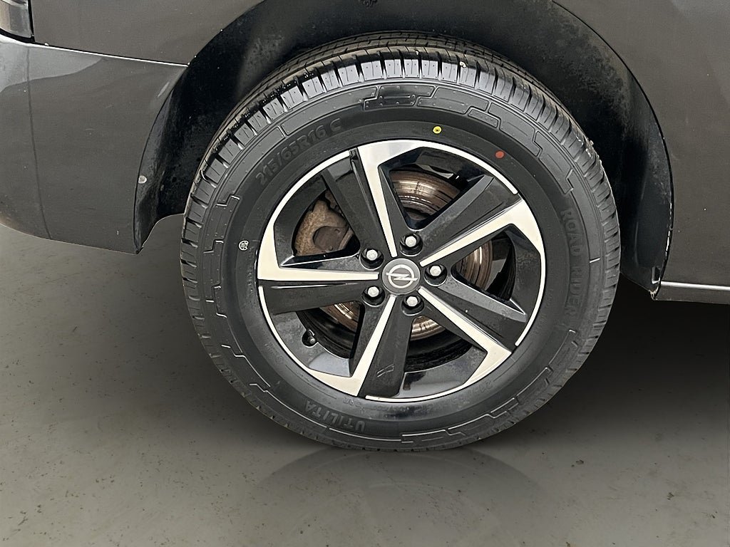 Vehicle Image 32