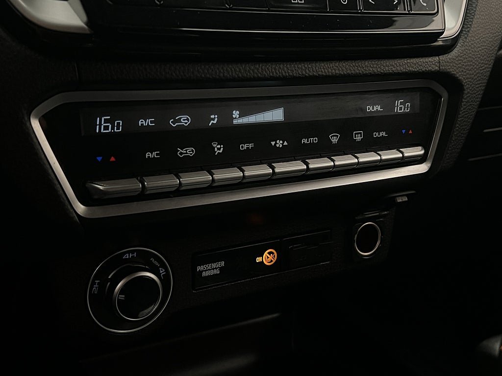 Vehicle Image 25