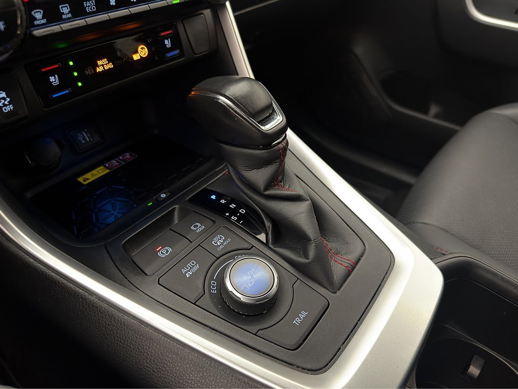 Vehicle Image 25