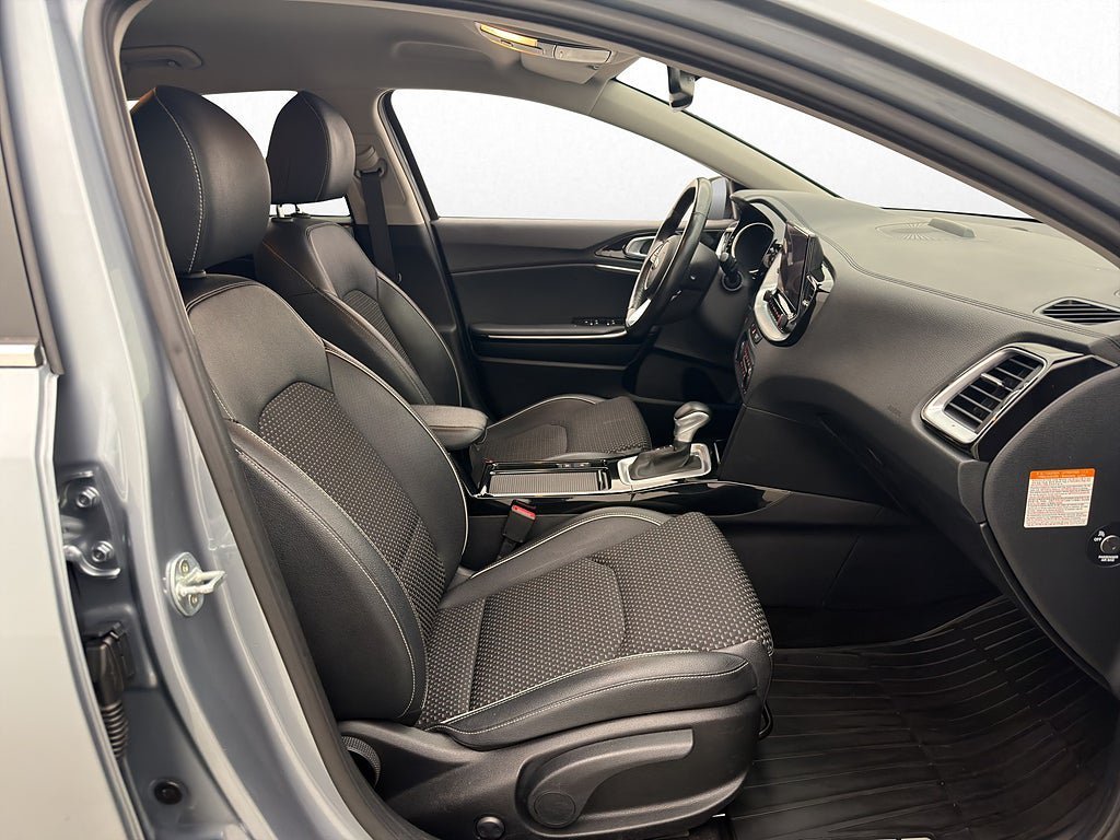 Vehicle Image 25