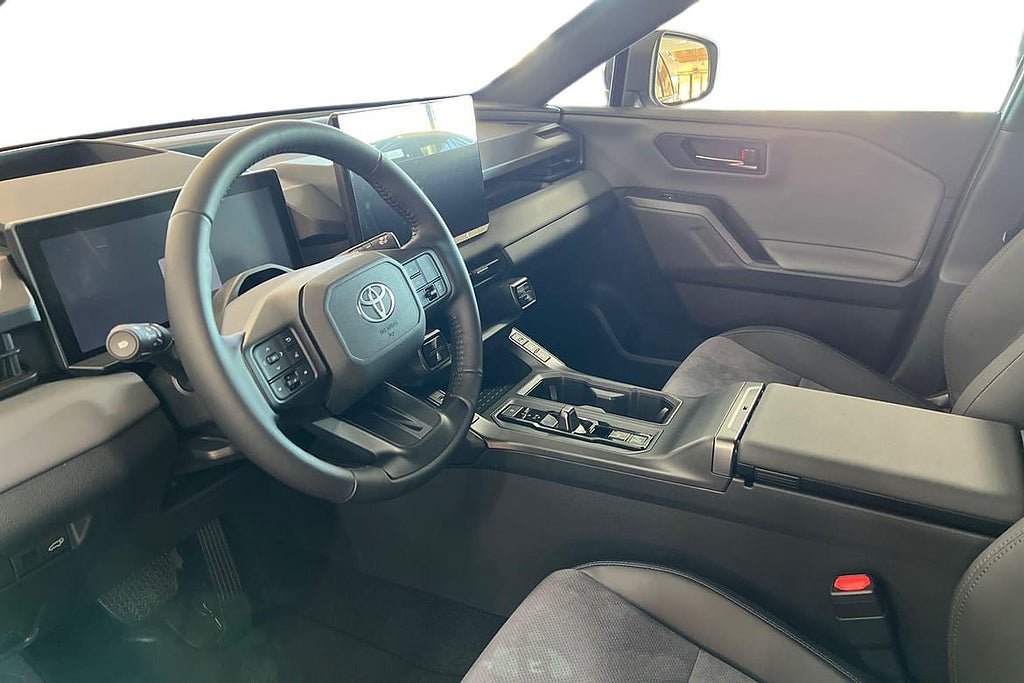 Vehicle Image 12