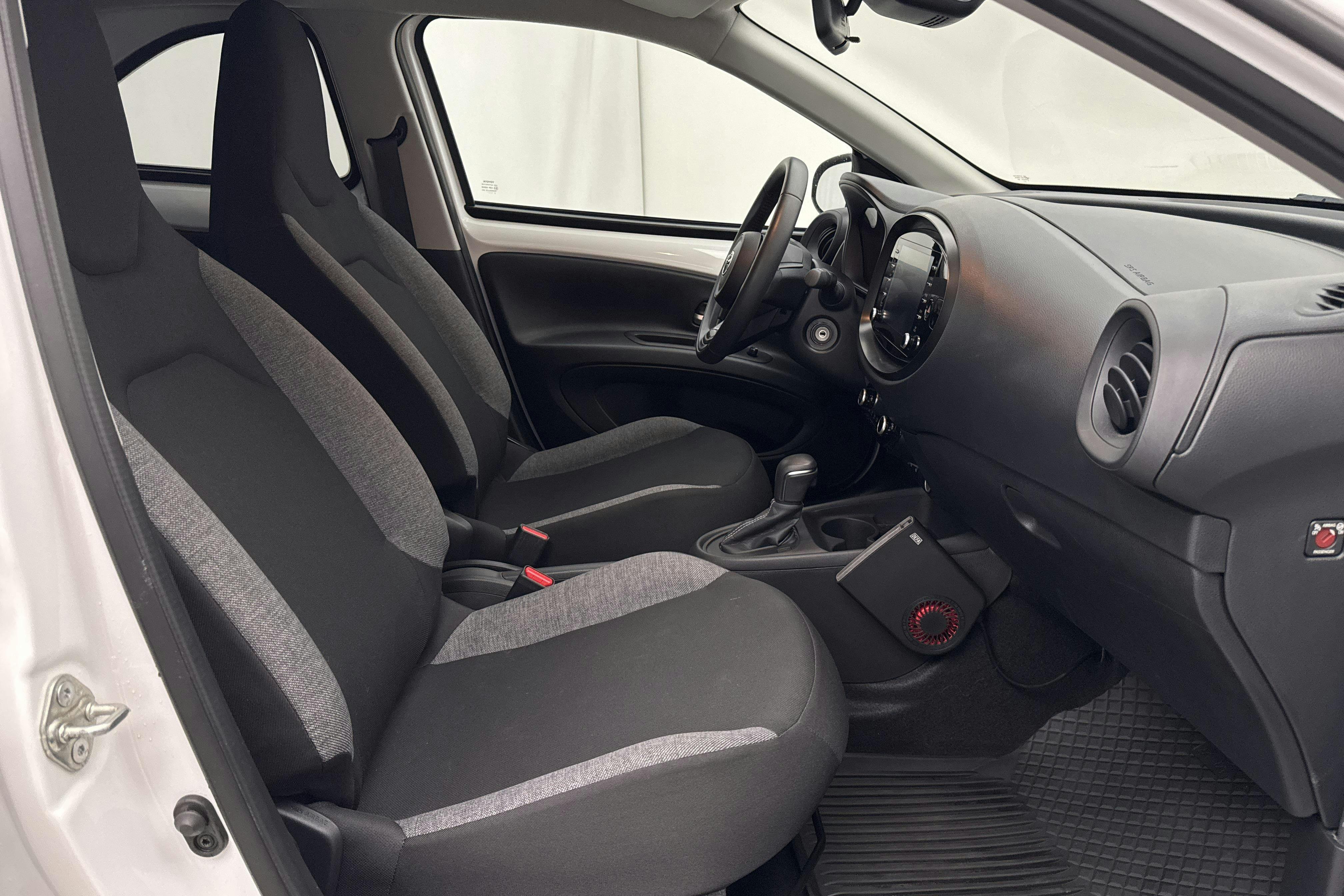 Vehicle Image 9