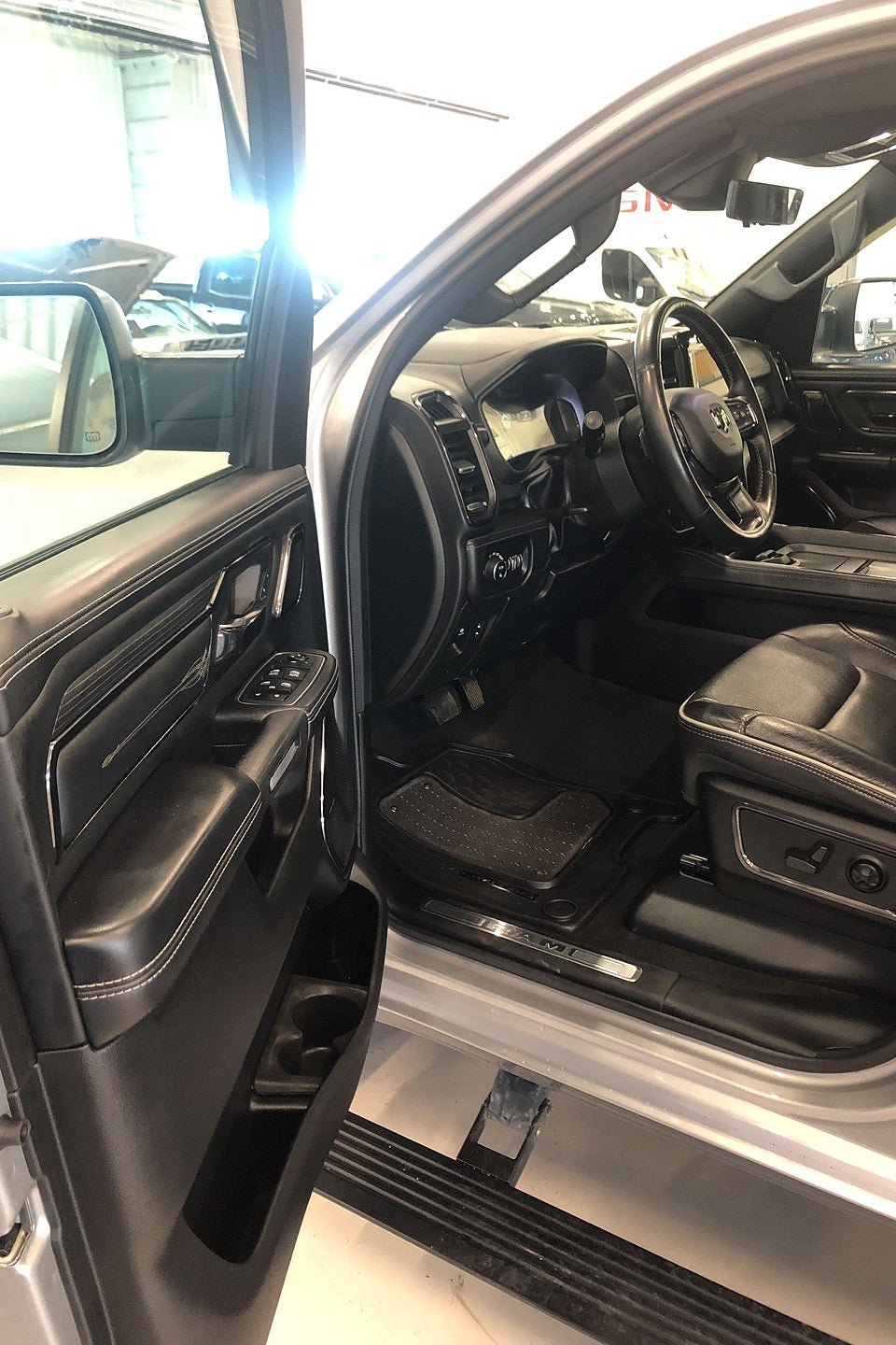 Vehicle Image 9