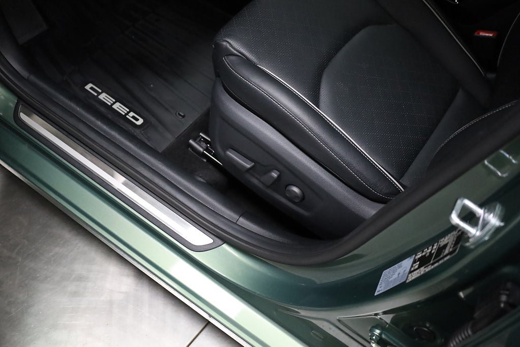 Vehicle Image 13