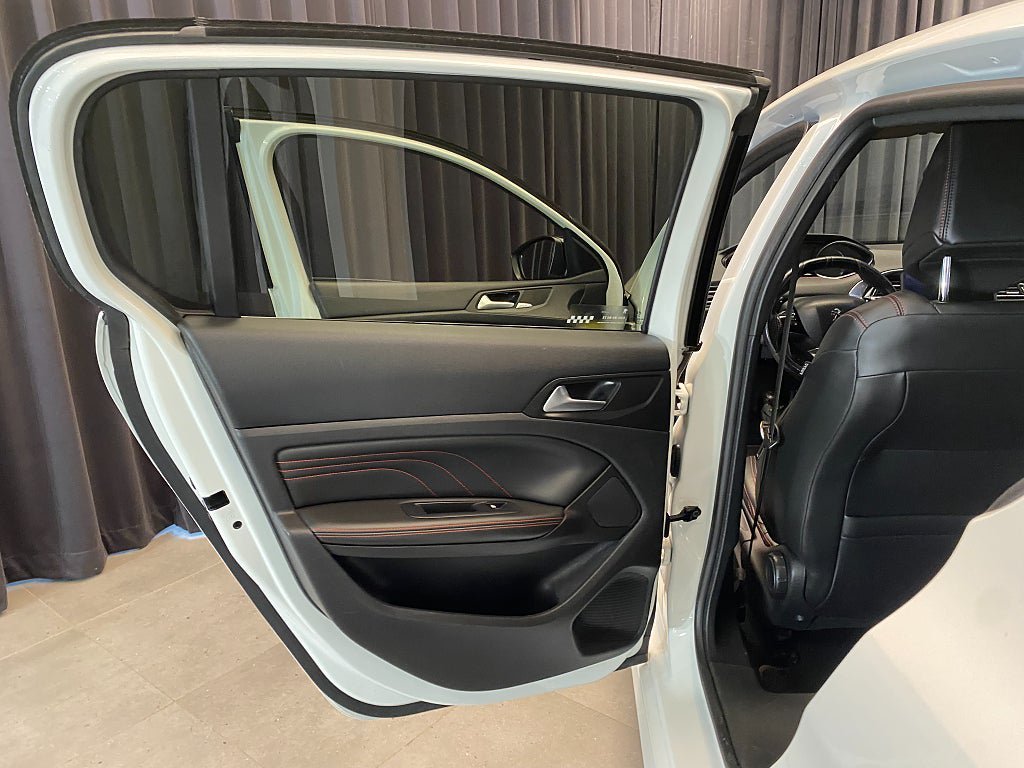 Vehicle Image 25
