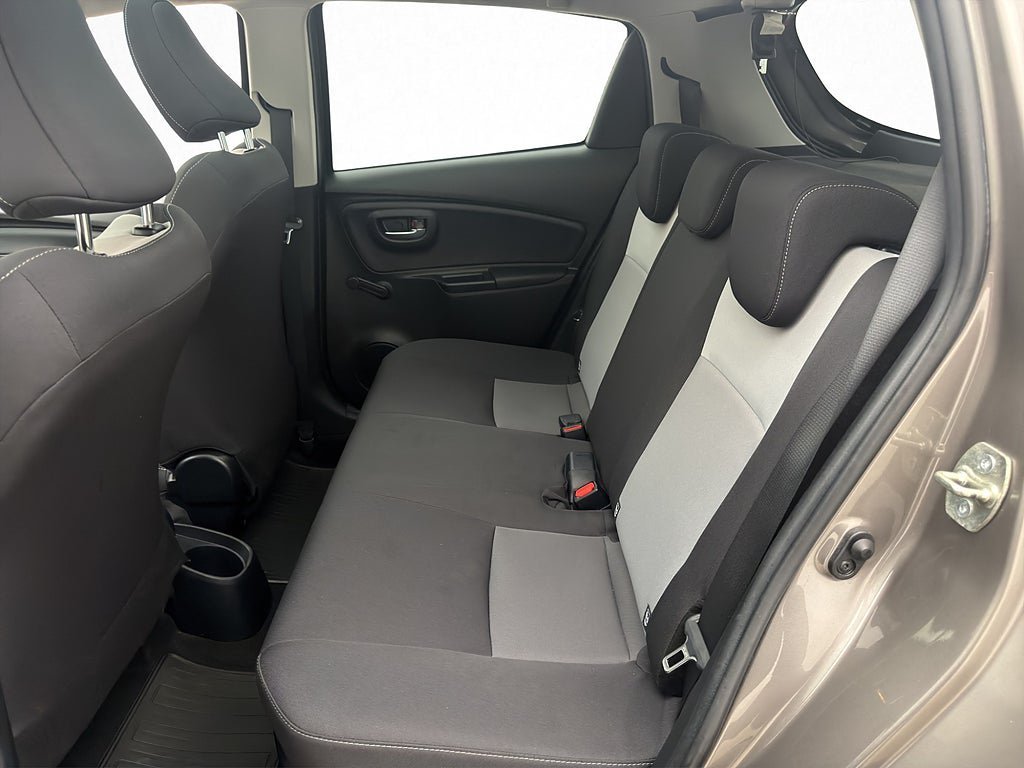 Vehicle Image 25