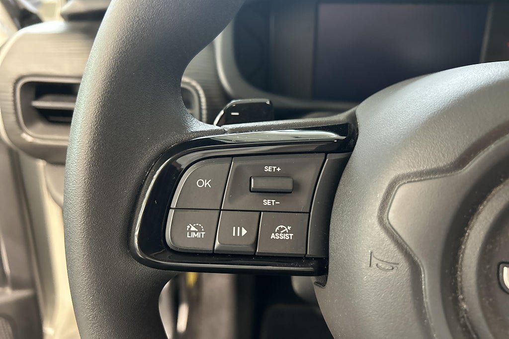 Vehicle Image 25