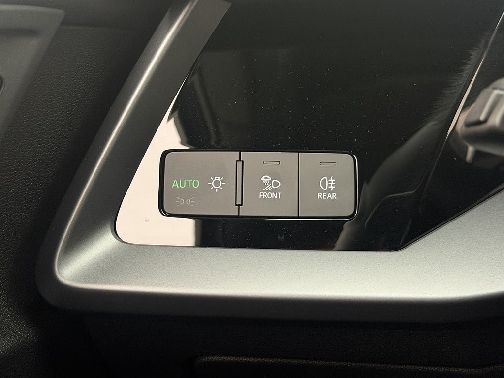 Vehicle Image 29