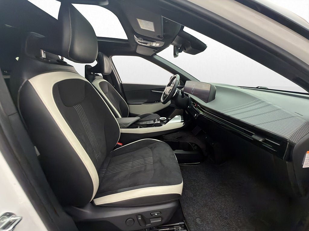 Vehicle Image 25