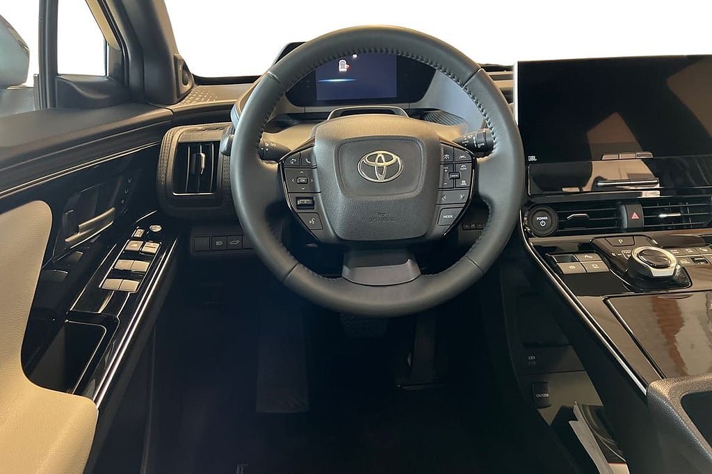 Vehicle Image 11