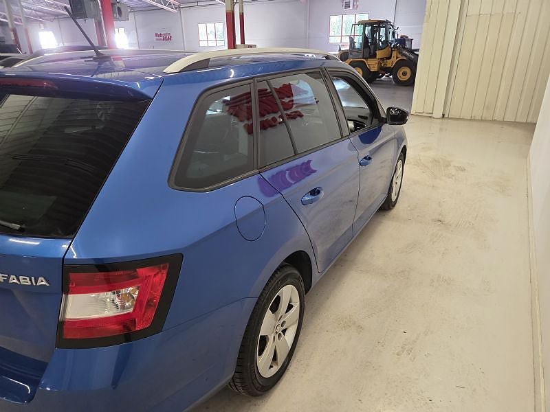 Vehicle Image 6