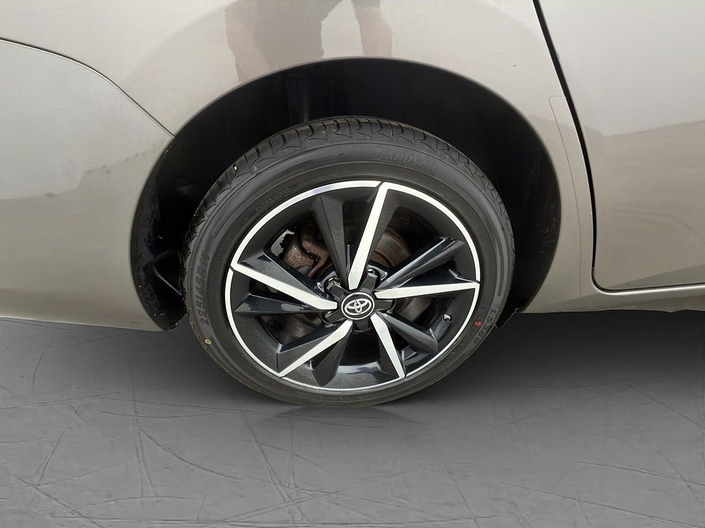 Vehicle Image 12