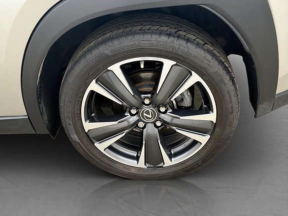 Vehicle Image 25