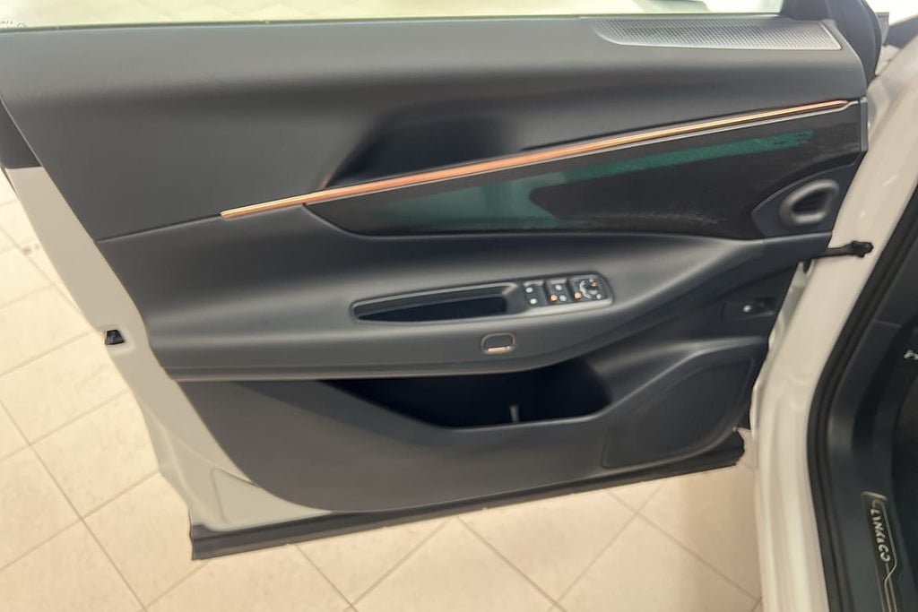 Vehicle Image 23