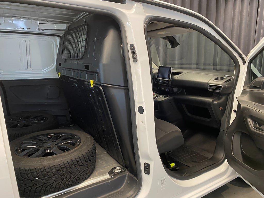 Vehicle Image 32