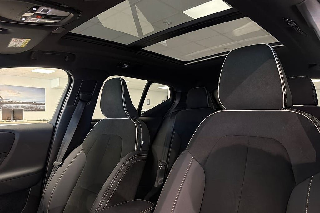 Vehicle Image 25