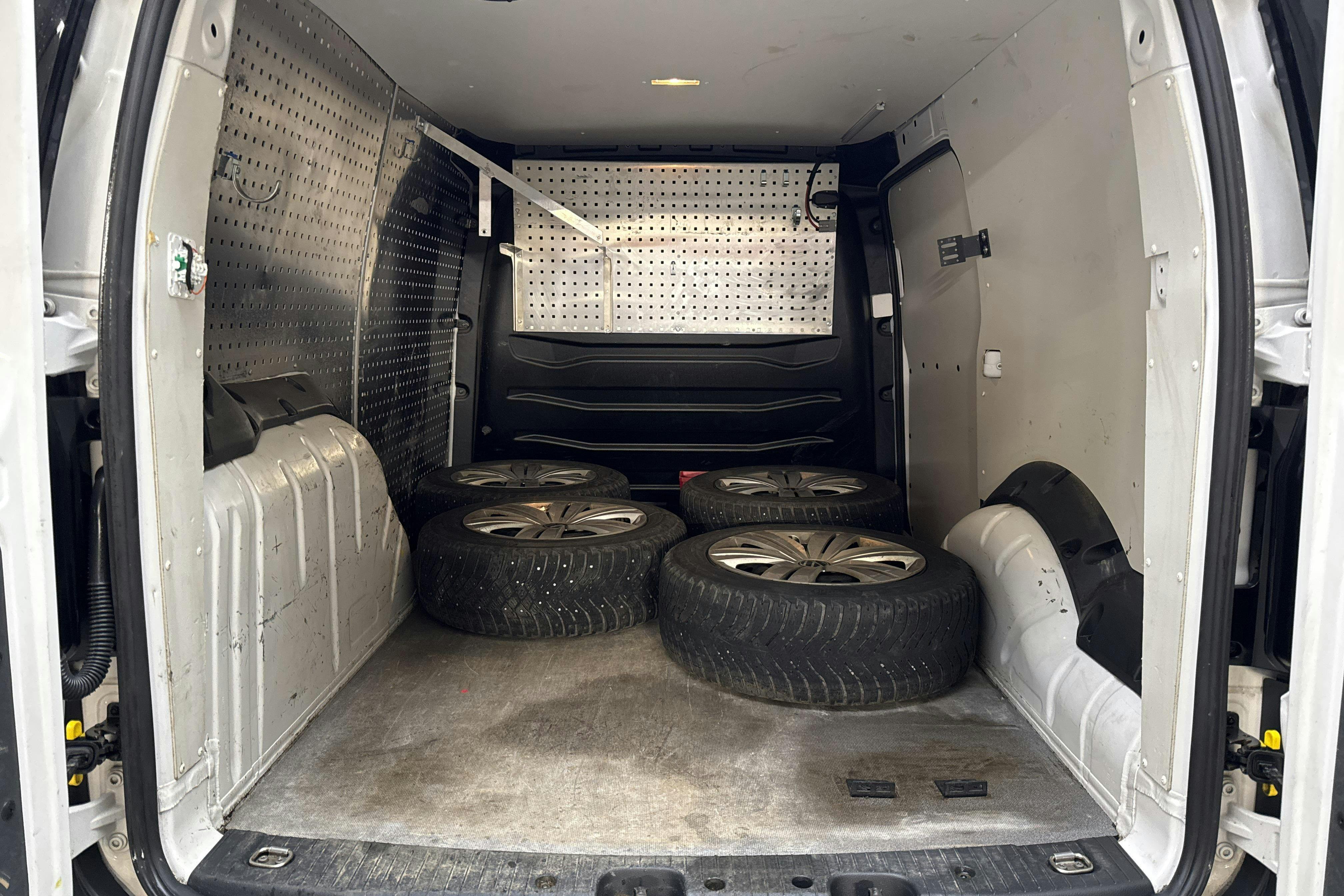 Vehicle Image 8