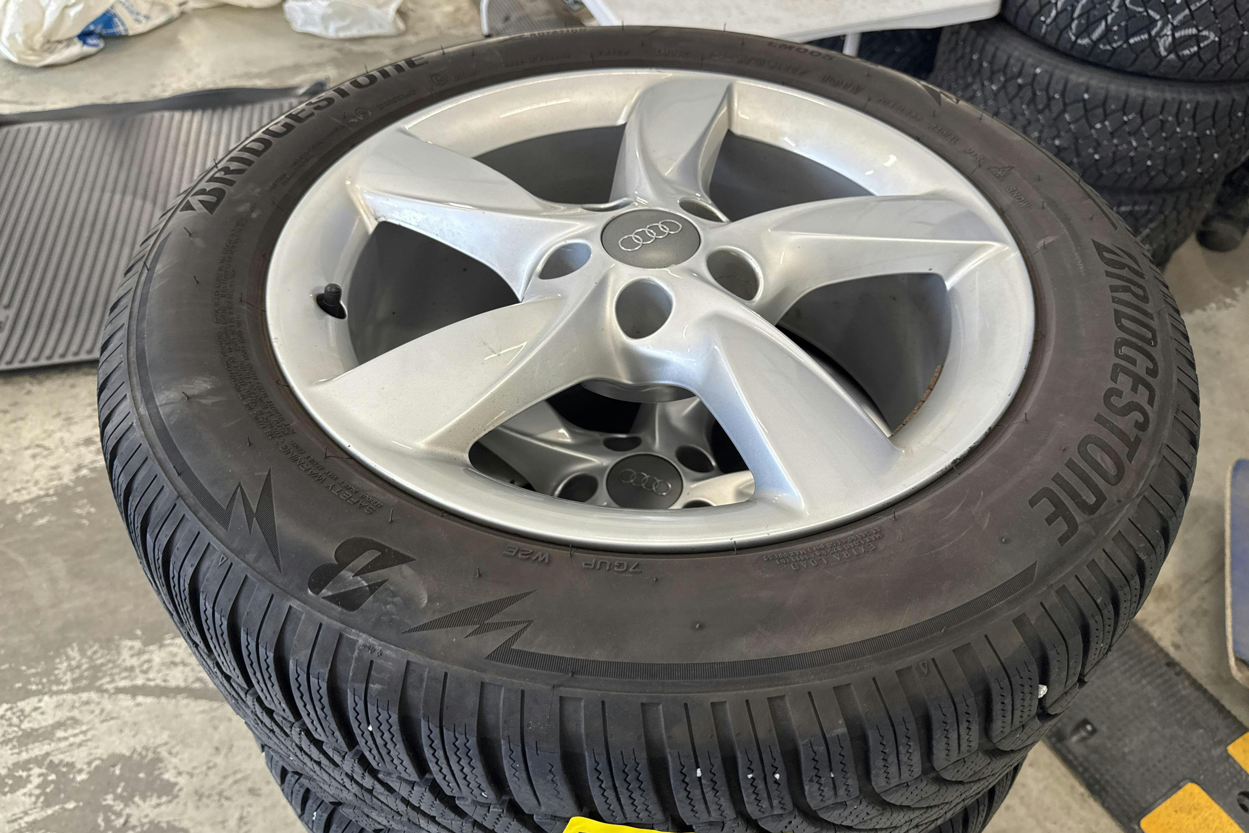 Vehicle Image 16
