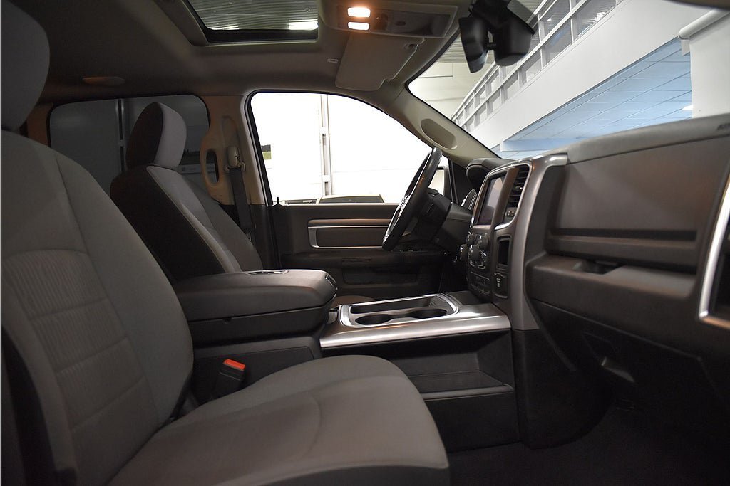 Vehicle Image 12