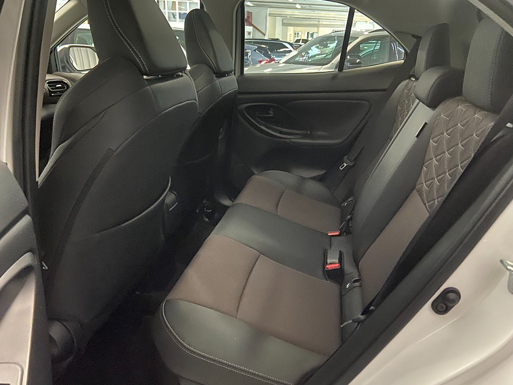 Vehicle Image 9