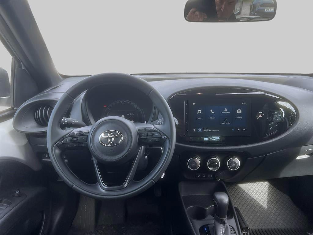 Vehicle Image 9