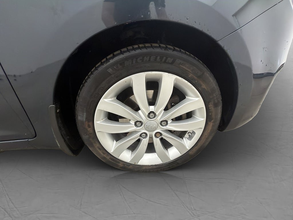 Vehicle Image 32