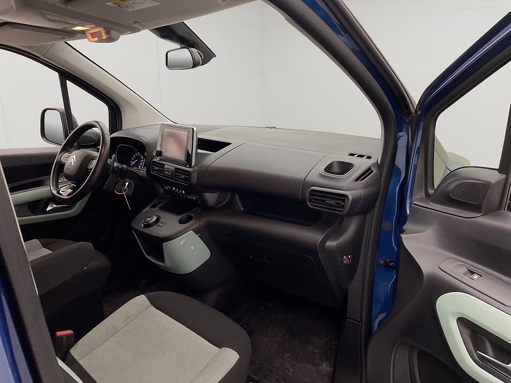 Vehicle Image 25