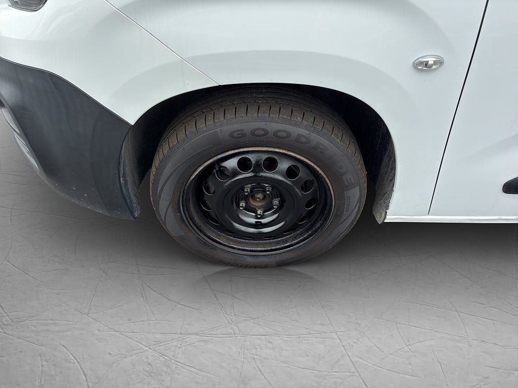 Vehicle Image 25
