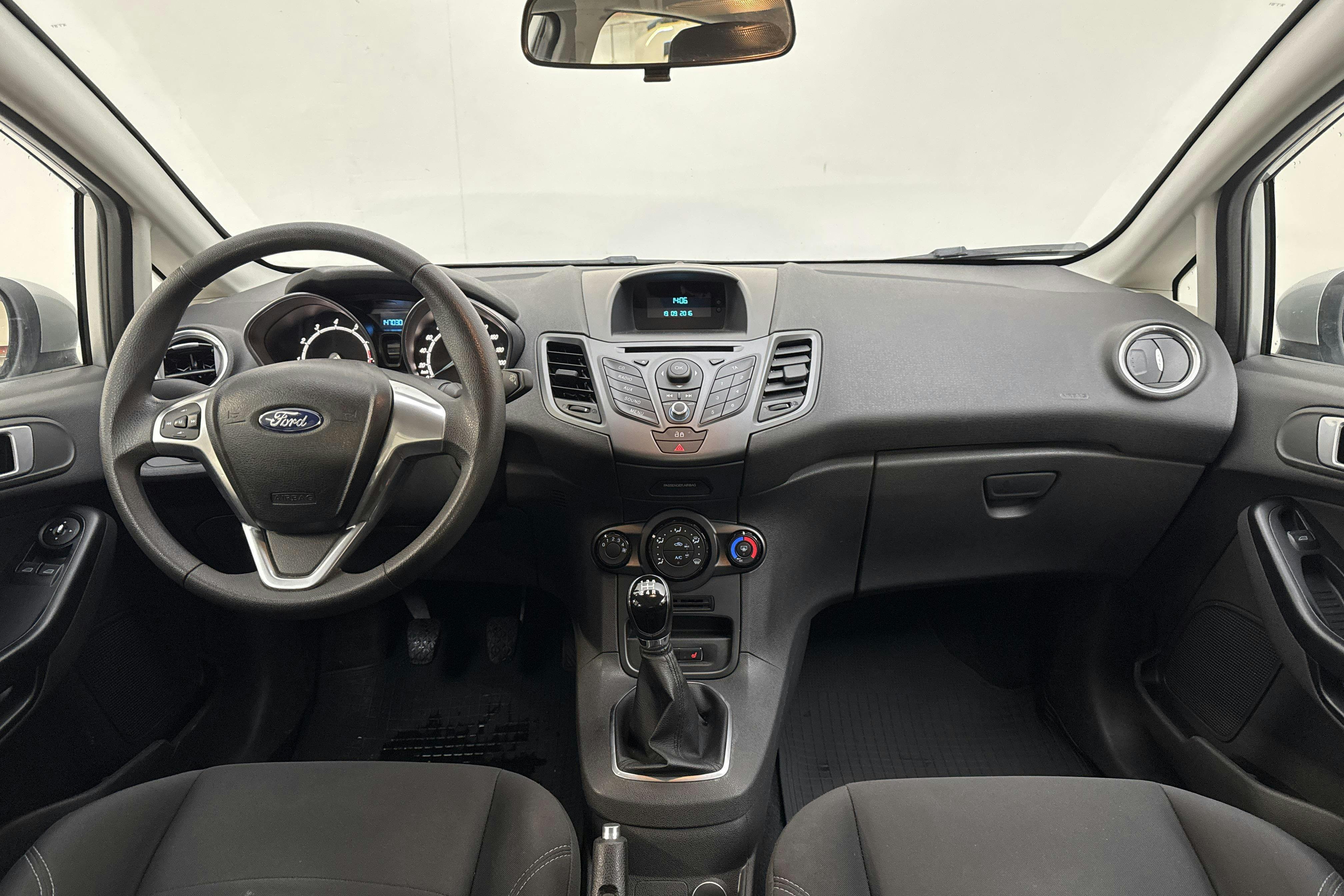Vehicle Image 6