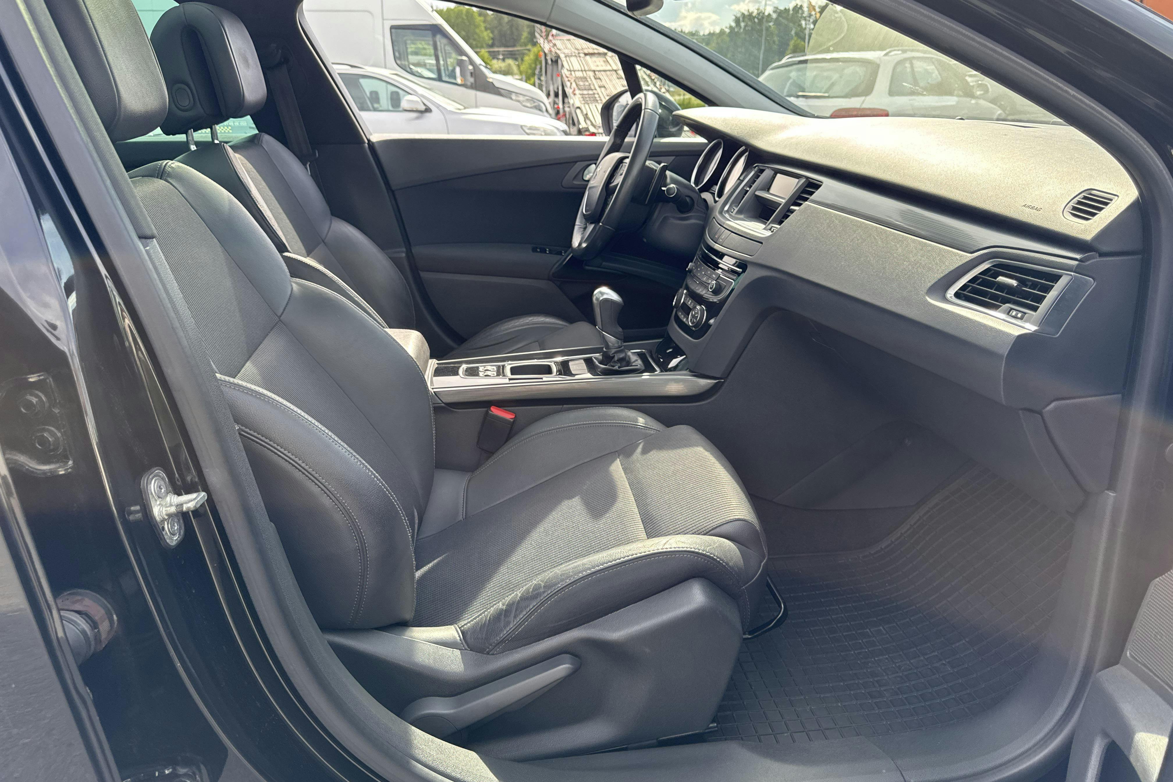 Vehicle Image 8